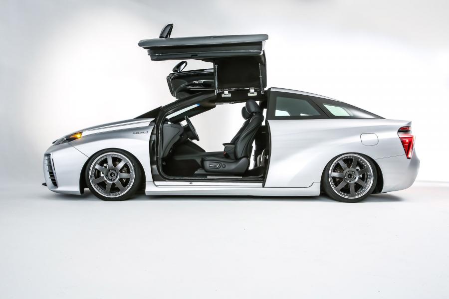  Toyota Mirai Back to the Future Concept 2015 года  (фото 4 из 19)